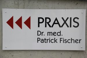 Praxis Dr. Patrick Fischer Hinweisschild