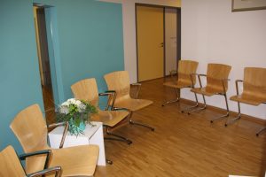 Praxis Dr. Patrick Fischer Wartezimmer